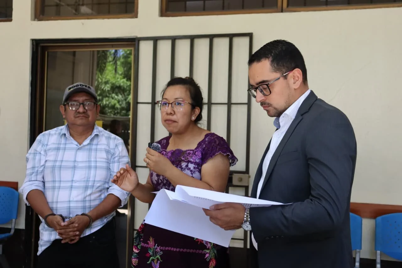  Juracán da declaraciones afuera del Juzgado de Puerto Barrios antes del inicio de su audiencia. Foto Juan Bautista Xol  